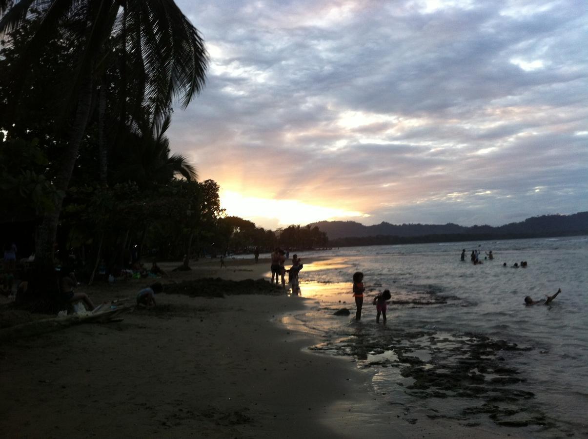 Хостел Oasis Puerto Viejo de Talamanca Экстерьер фото